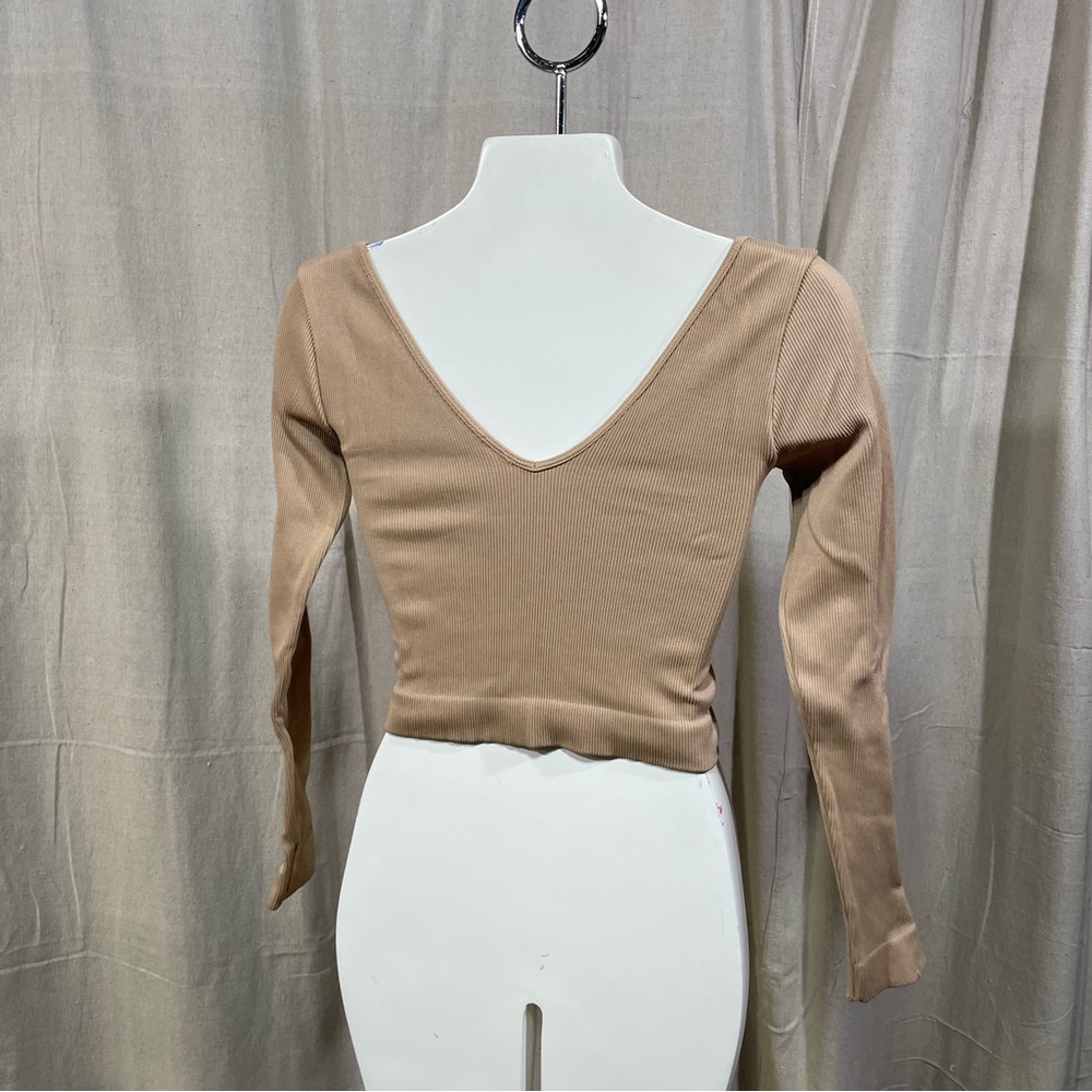 Dynamic Nude Compression Crop Top - Picture 3 of 4